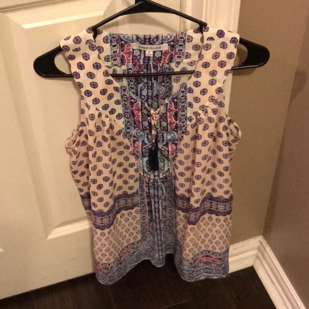 Patterned sleeveless shirt